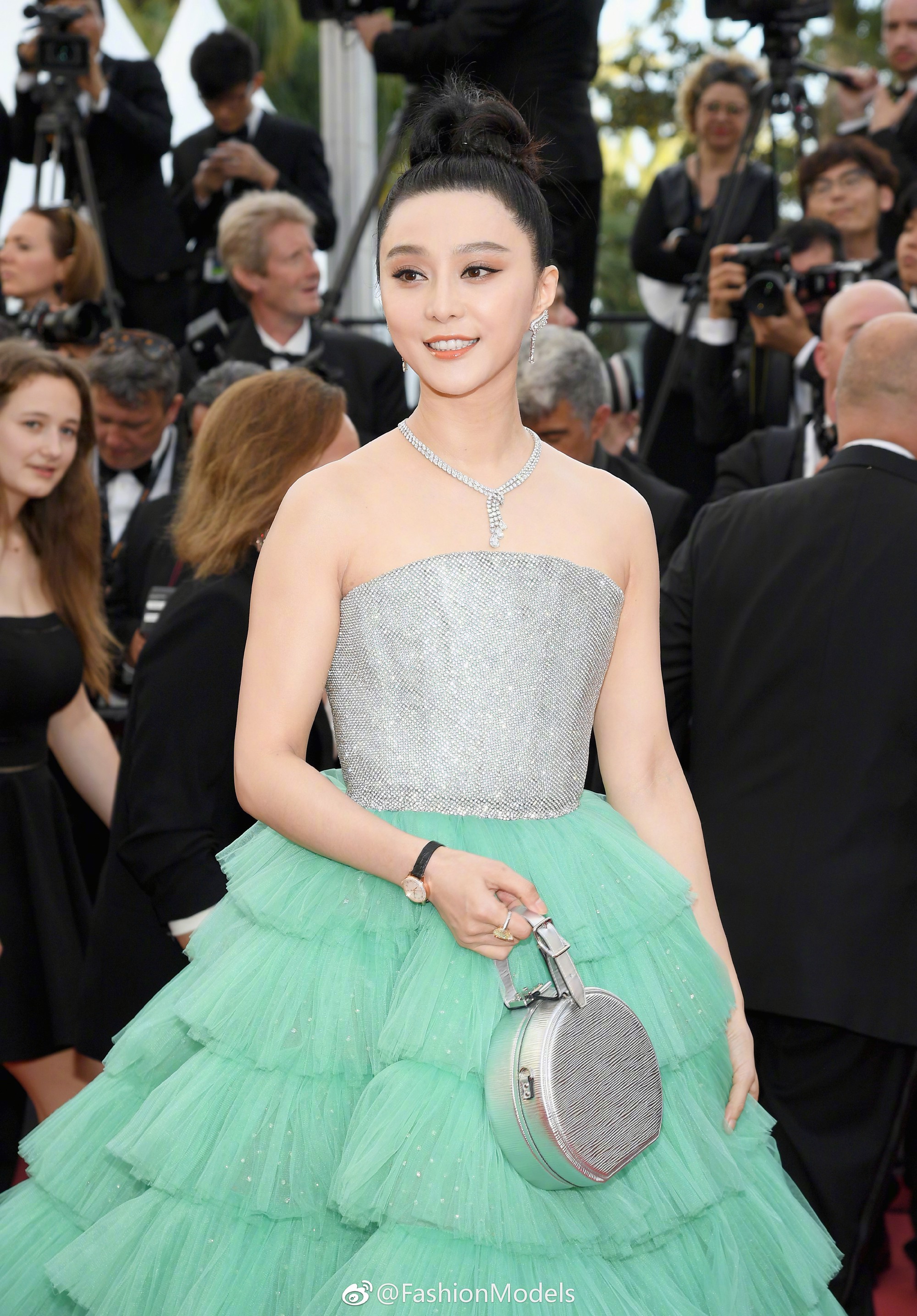 Thảm đỏ Cannes 2018: Phạm Băng Băng gây thất vọng vì kém sang, sao Hollywood khoe ngực triệt để